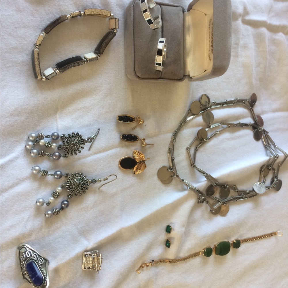 Vintage jewelry. 11 pieces.